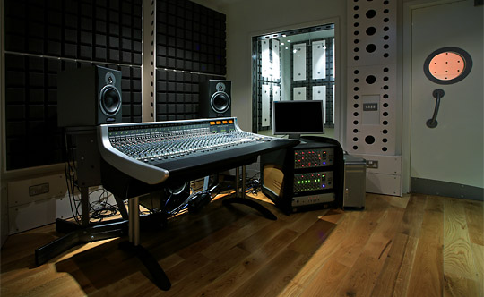 ssl aws 900+ at GearBox wite rooms, london